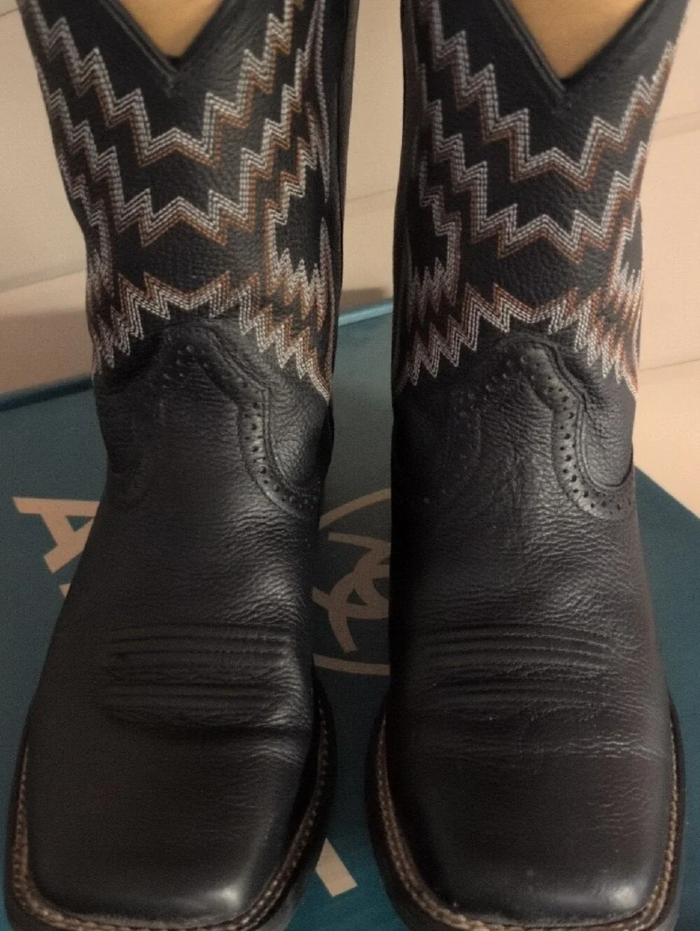 Ariat Black Kids' Western Pull-On Boots 5.5 Used Contrast Stitching Cowboy Ranch